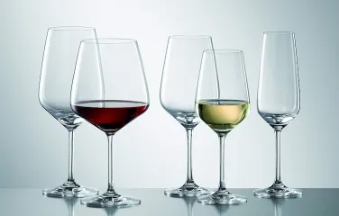 В чем разница между бокалами для белого и красного вина