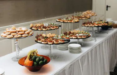 Как организовать фуршет: практические рекомендации