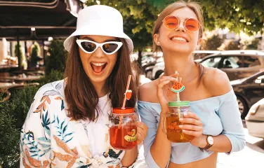 ТОП-5 коктейлей для летней вечеринки: вкус, стиль и освежающая подача