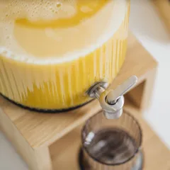 Диспенсер для холодных напитков «Вало» (подставка из дуба) стекло,сталь нерж. 7л ,H=46,5,L=21,B=21см, изображение 4