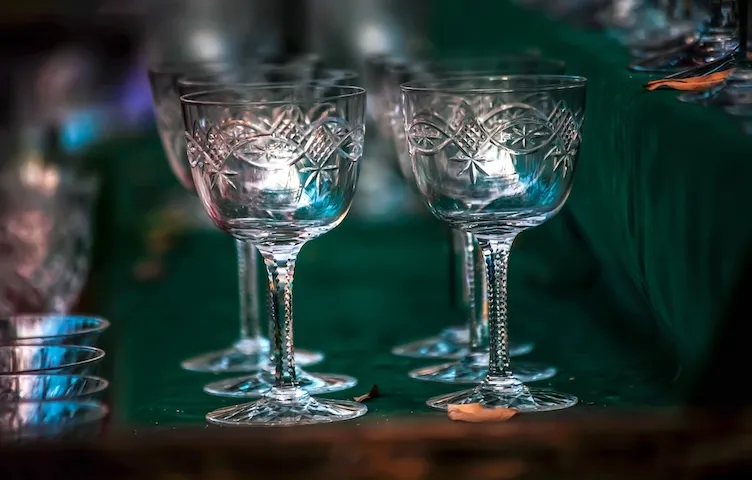 Как отличить хрусталь от стекла: простые и надежные способы проверки