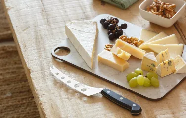 Сырная тарелка: как правильно оформить самую популярную закуску