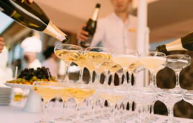 Как правильно наливать шампанское в бокал